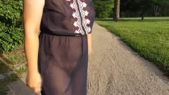 Oynat kıllı olgun teşhirci halka açık parkta çalısını yanıp sönüyor