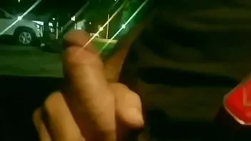 Abspielen Öffentliche Masturbation und Abspritzen auf einem belebten Parkplatz