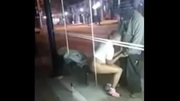 播放 无家可归的人在巴尔的摩市中心找到头