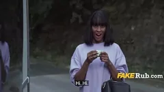 Jouer Broke Black Beauty Samantha Cruz suce la bite de Martin Gun pour de l'argent à l'extérieur