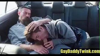 Abspielen Rücksitz ohne Sattel mit Daddy und Boy- gaydaddytwink.com
