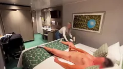 Abspielen Masturbating erwischt: Hotelempfangsdame tippt während des Zimmerservice von Gast zu Gast