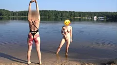 Jouer Le vrai adolescent amateur devient maigre trempage dans la plage publique avec un gros cul et une chatte rasée