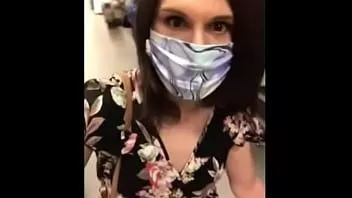 play Jhanavi mostra la sua figa rasata nel centro commerciale e invia foto a suo marito (moglie indiana che tradisce la storia hindi)