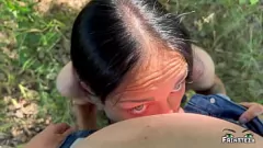 播放 在树林中，公共深腹和粗糙的肛门与黑发荡妇