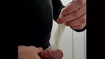 播放 玩陌生人的用过的避孕套