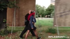 Jouer La milf rousse tatouée obtient du hardcore en public