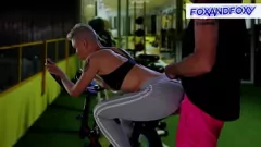 Oynat Public Anal Creampie Egzersiz bisikleti - Amatör spor salonu porno