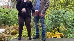 Putar Busty Milf tidak bisa mendapatkan cukup di luar: fetish nilon publik & beban besar!
