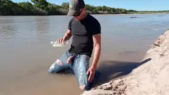 Putar Cumshot publik dan kencing dengan jeans di Rio Grande
