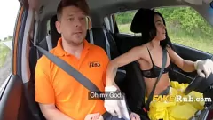Abspielen Hazmat Überraschung: Hardcore -Auto Sex mit zierlicher Brünette