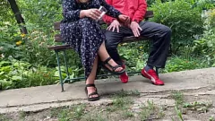 再生 BBW MILFは屋外公園でこの大きな雄鶏を十分に手に入れることができません
