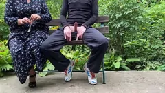Abspielen BBW MILF bekommt versauten draußen: öffentliches Handjob & Kondom Cumshot