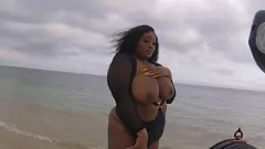 Reproducir Ebony Goddess Strips on Beach en la escena pública de BTS por Miss Exquisite
