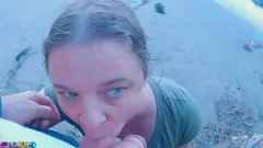 Abspielen Stiefsohn wird mit Stepmom am Strand im öffentlichen Tabu -Quickie gefangen