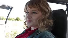 Redare Public Car Sex: Blonda Milf Frina devine Futred DoggyStyle și cums în mașină