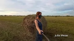 Играть Джули Смит Мяу сходит с ума на природе: публичное обнажение и откровенное развлечение