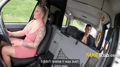 Riproduci Turista europeo fa il cattivo in un furgone con un tassista MILF