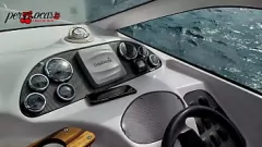 Redare Roșcată fierbinte cu sânii mari și-și arată corpul în public în timp ce citește o carte