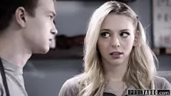 Jouer Pipe publique risquée de Lily Larimar : presque surprise dans un café