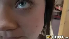 再生 卑劣なブルネットの美女が彼氏に隠れて公共のボウリング場で巨根にフェラして現金を稼ぐ