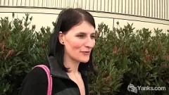 Reproduzir Veja esta amadora magrinha de cabelo preto ficar excitada em um banheiro público, exibindo sua buceta raspada e se masturbando até o orgasmo