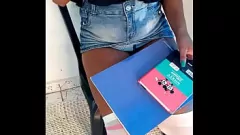 Redare M-am dus să fac temele acasă la prietenul meu și am ajuns să-i trag în public păsărica strânsă a vecinului ei.