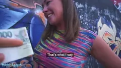 Afspelen Wees getuige van de stomende openbare ontmoeting: brunette agente Elisa Tiger wordt op z'n hondjes geneukt onder de snelweg