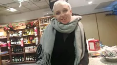 Riproduci Una ragazza amatoriale viene sorpresa a fare un pompino in un'area di sosta pubblica mentre il suo ragazzo la guarda