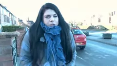 تشغيل امرأة سمراء وشم الجمال لوسيا الحب التبول في الهواء الطلق مع كبير الثدي في صنم العري