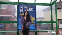 Riproduci La sensuale bruna Lucia Love si gode il feticismo hardcore della pipì all'aperto in nudità pubblica