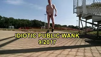 Riproduci L'idiota si fa una sega al baseball park 9-2017