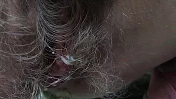 Afspelen Vreemde bevruchting! 1080 hd 60 fps -- riskant neuken in de bergen met een vreemde. hij liet een harig poesje creampien en neukte haar vervolgens weer op zijn hondjes.