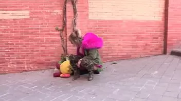 play রাস্তার মাঝখানে নগ্ন হতে তার কোন সমস্যা নেই!